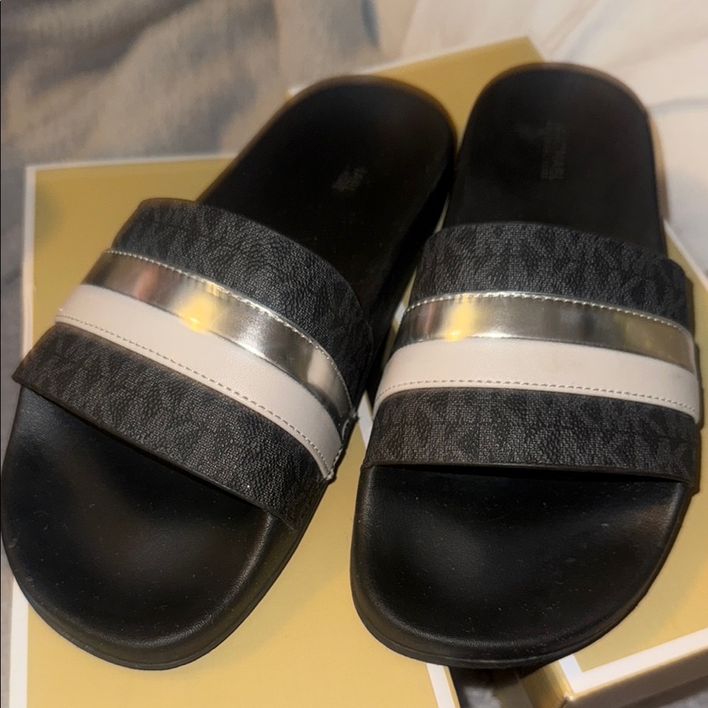 🖤🤍🩶 signature logo Michael Kors Gilmore Slides🖤🤍🩶